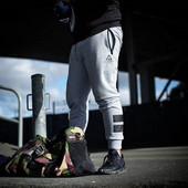 Pantaloni sport pentru bărbați în negru și gri cu buzunare