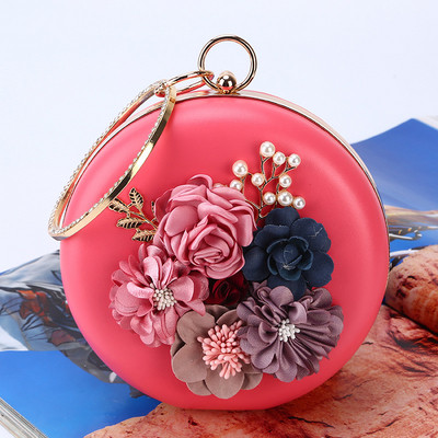 Κομψή γυναικεία τσάντα  με τρισδιάστατο στοιχείο σε στρογγυλό σχήμα