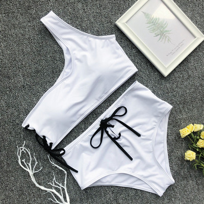 Jelenlegi kétrészes fürdőruha magas derékkal és megkötős fekete-fehér színben