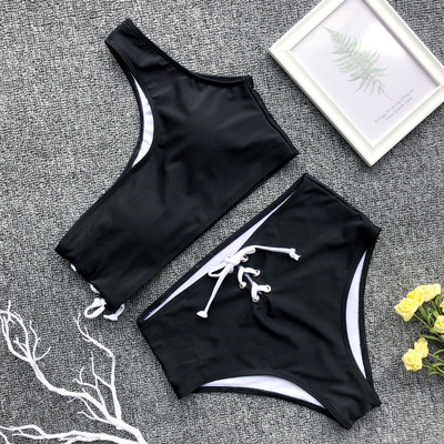 Jelenlegi kétrészes fürdőruha magas derékkal és megkötős fekete-fehér színben