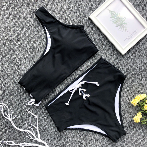 Jelenlegi kétrészes fürdőruha magas derékkal és megkötős fekete-fehér színben