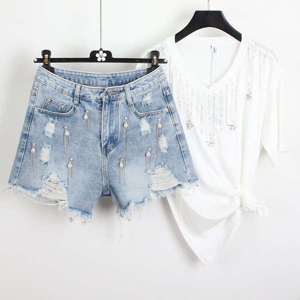 Stílusos rövidnadrág szakadt motívummal és gyöngyökkel