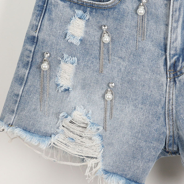 Stílusos rövidnadrág szakadt motívummal és gyöngyökkel