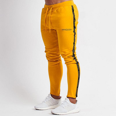 Модерен мъжки спортен панталон в черен и жълт цвят 