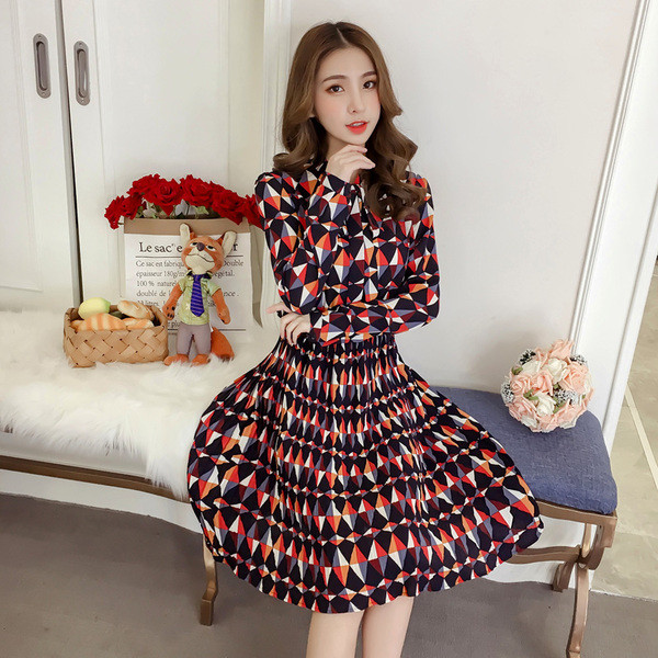 Új modell női ruha két színben, gombokkal