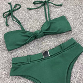 Modern kétrészes fürdőruha zöld színben és fém elemekkel