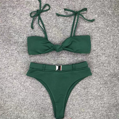 Modern kétrészes fürdőruha zöld színben és fém elemekkel