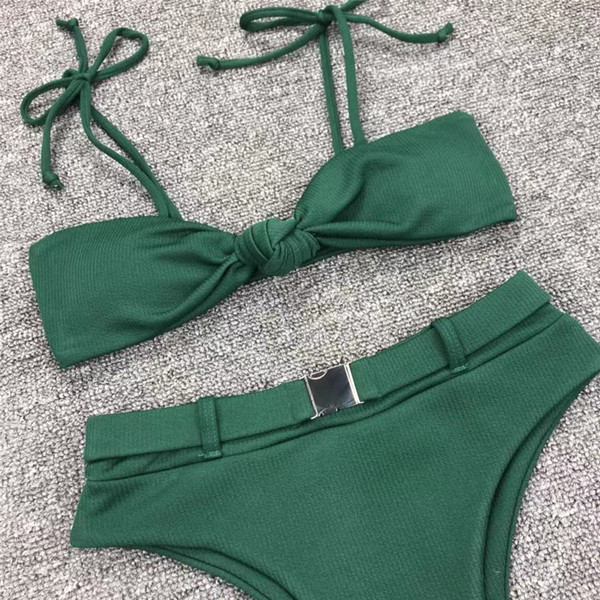 Modern kétrészes fürdőruha zöld színben és fém elemekkel