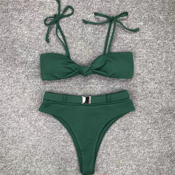 Modern kétrészes fürdőruha zöld színben és fém elemekkel