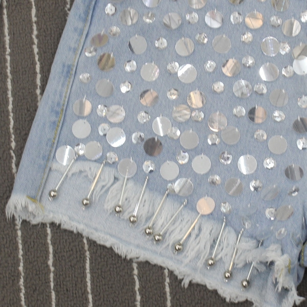 Stílusos női rövidnadrág szakadt motívummal