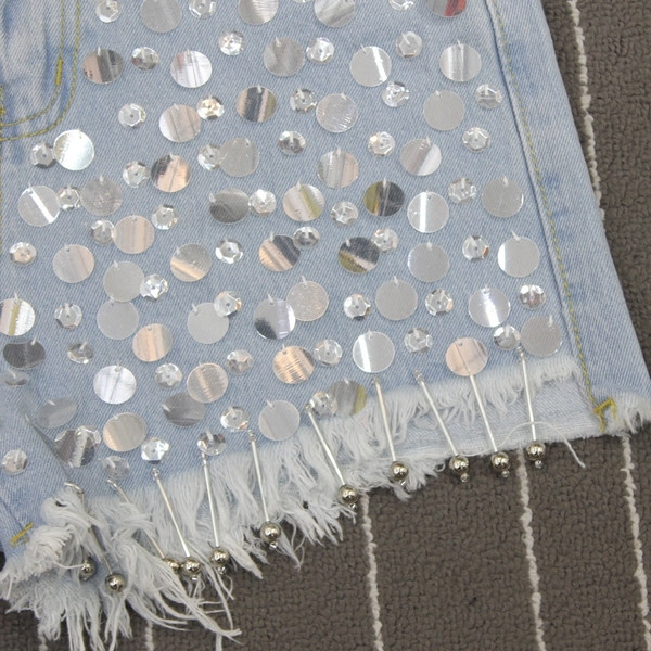 Stílusos női rövidnadrág szakadt motívummal