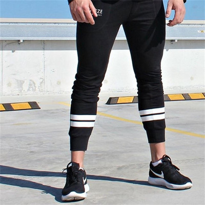 Αθλητικά αντρικά παντελόνια σε μαύρο χρώμα με λευκούς ιμάντες
