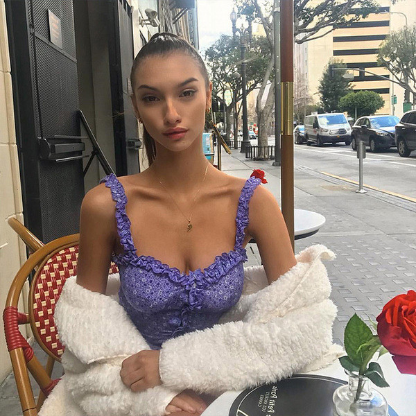 Alkalmi női ruha virágos motívumokkal, lila színben