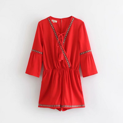 Κομψές γυναικείες φόρμες με κόκκινους κρίκους και κεντήματα