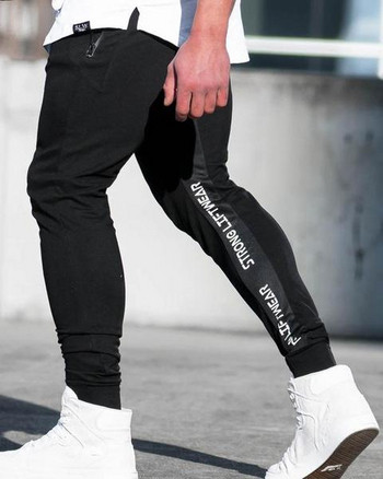 Модерен мъжки спортен панталон с надписи в черен и сив цвят