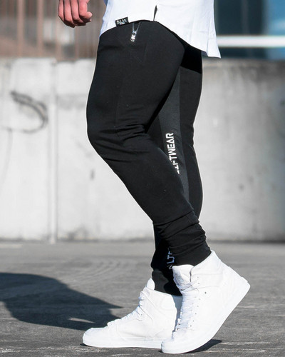 Modern férfi sportnadrág fekete és szürke feliratokkal