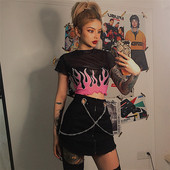 Modern női szoknya fekete színben, láncelemmel