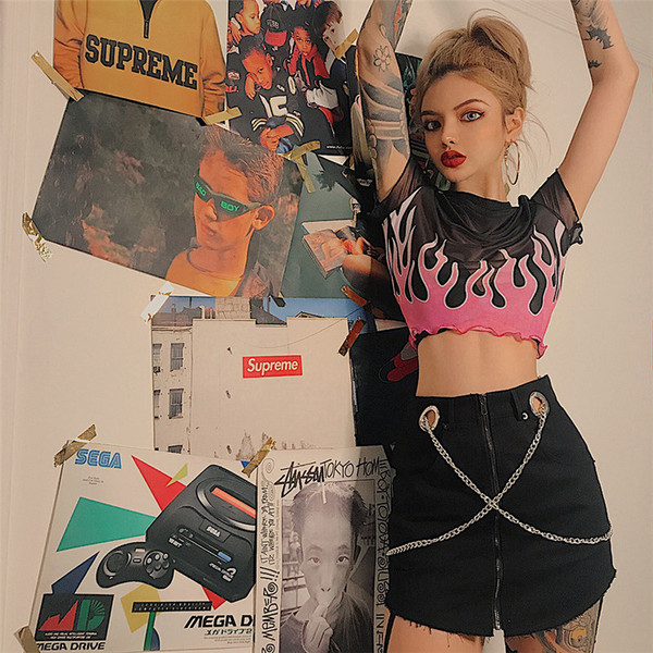 Modern női szoknya fekete színben, láncelemmel