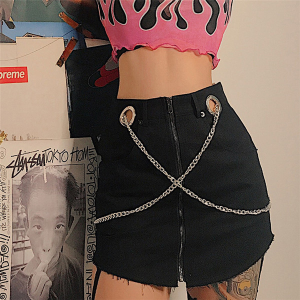 Modern női szoknya fekete színben, láncelemmel