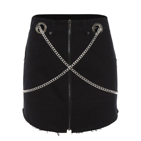 Modern női szoknya fekete színben, láncelemmel