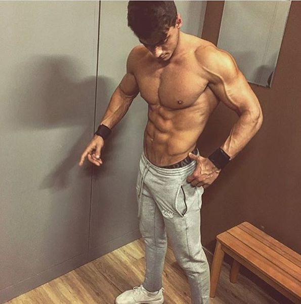 Férfi sportnadrág különböző színekben felirattal