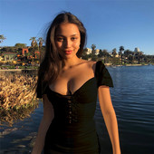 Aktuális női ruha nyakkendővel, fekete színben