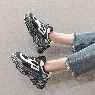 Μοντέρνα γυναικεία αθλητικά παπούτσια σε μαύρο και άσπρο χρώμα