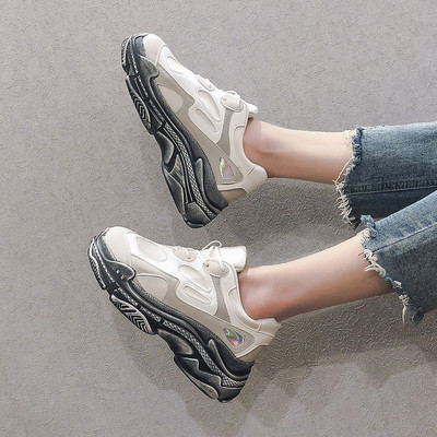 Μοντέρνα γυναικεία αθλητικά παπούτσια σε μαύρο και άσπρο χρώμα