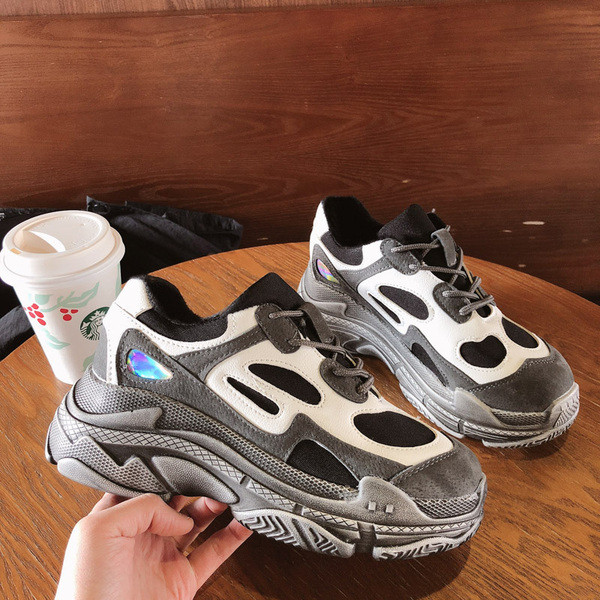 Μοντέρνα γυναικεία αθλητικά παπούτσια σε μαύρο και άσπρο χρώμα