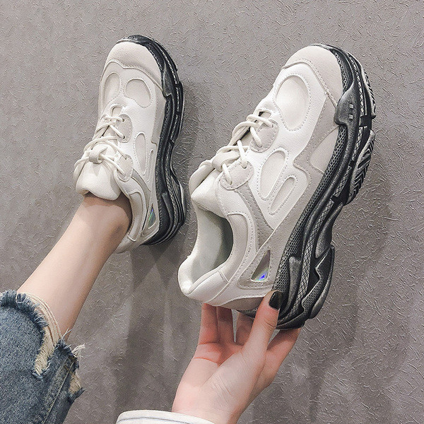 Μοντέρνα γυναικεία αθλητικά παπούτσια σε μαύρο και άσπρο χρώμα