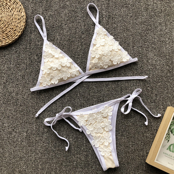 Modern fürdőruha fehér virágos elemekkel