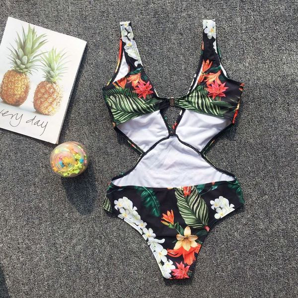 Modern teljes fürdőruha mély nyakkivágással és virágmotívummal