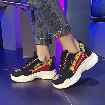 Σύγχρονα γυναικεία αθλητικά παπούτσια σε δύο χρώματα