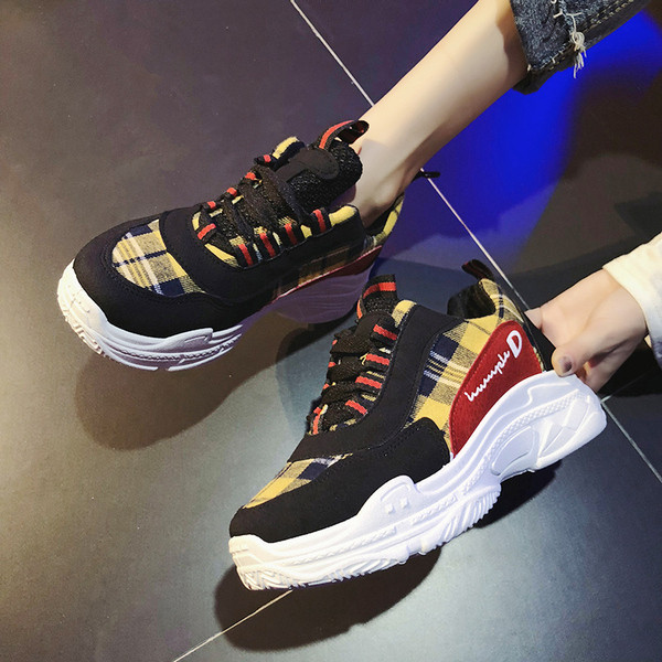 Σύγχρονα γυναικεία αθλητικά παπούτσια  σε δύο χρώματα