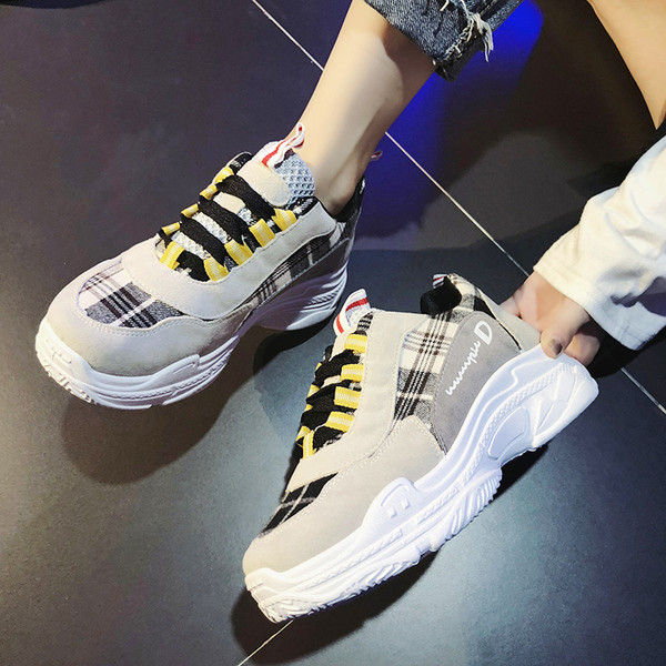 Σύγχρονα γυναικεία αθλητικά παπούτσια  σε δύο χρώματα