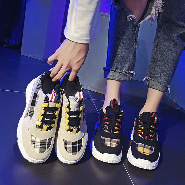 Σύγχρονα γυναικεία αθλητικά παπούτσια  σε δύο χρώματα