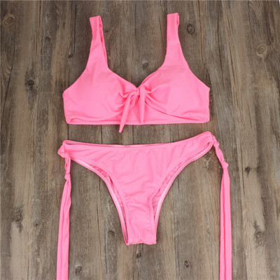 Μοντέρνο γυναικείο μαγιό δύο τεμαχίων με διάφορα χρώματα