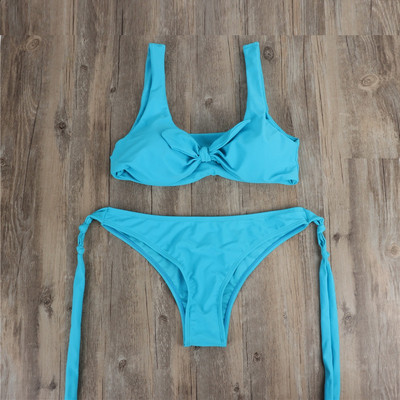 Μοντέρνο γυναικείο μαγιό δύο τεμαχίων με διάφορα χρώματα