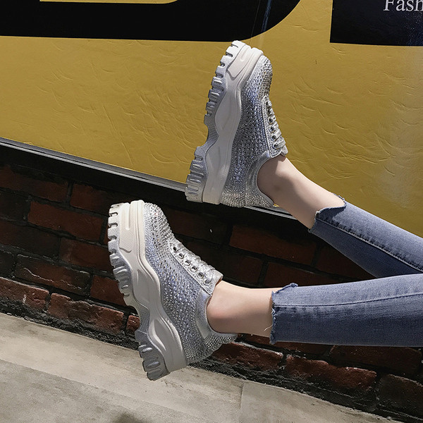 ÚJ Modern női tornacipő durva talppal és kő elemekkel, két színben