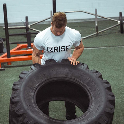 Μοντέρνο ανδρικό T-shirt  με επιγραφές σε διάφορα χρώματα