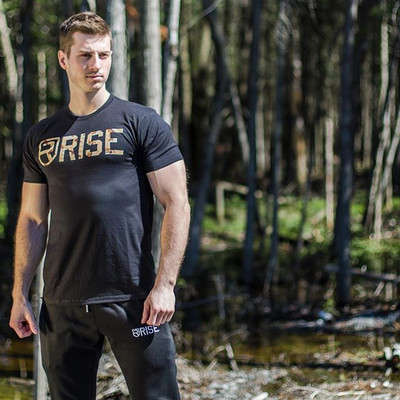 Μοντέρνο ανδρικό T-shirt  με επιγραφές σε διάφορα χρώματα