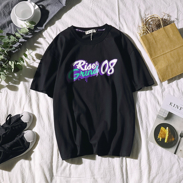 Férfi póló három színben felirattal és rátéttel