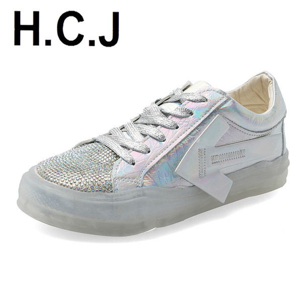 Κομψά γυναικεία αθλητικά παπούτσια σε ασημί χρώμα