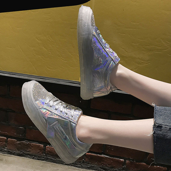 Κομψά γυναικεία αθλητικά παπούτσια σε ασημί χρώμα