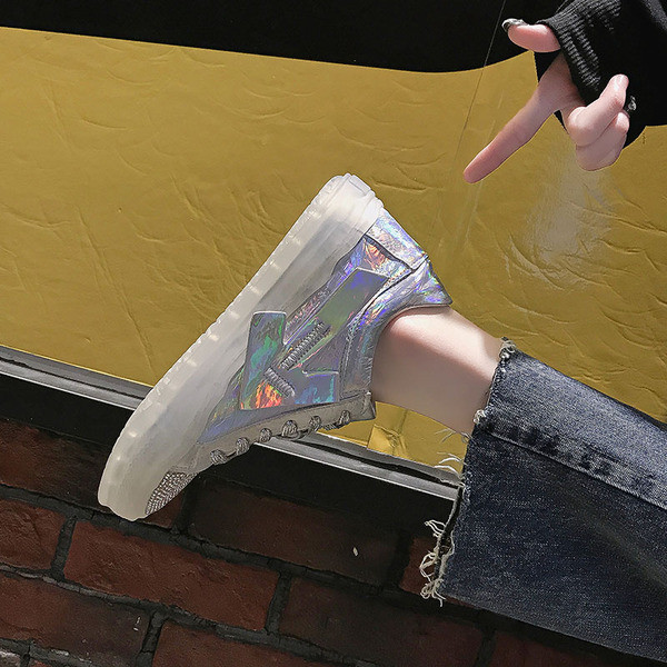 Κομψά γυναικεία αθλητικά παπούτσια σε ασημί χρώμα