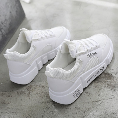 Modern női tornacipő magas talppal, három színben