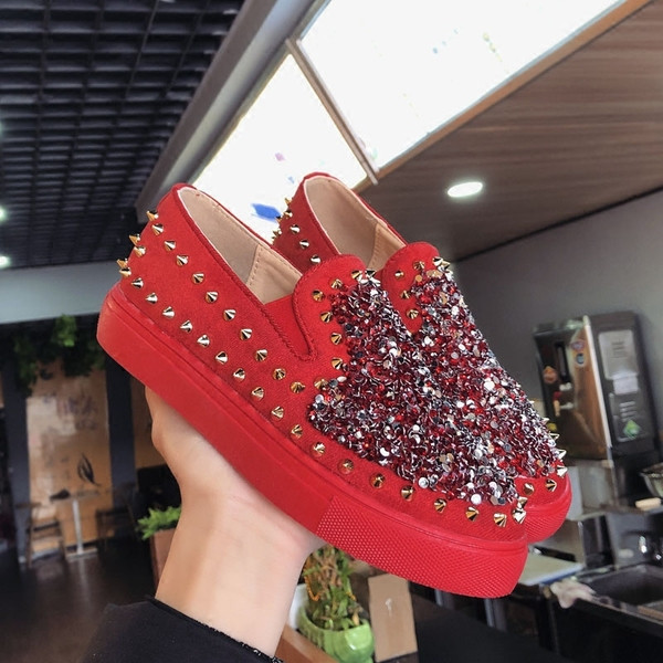 Modern női cipő fém díszítéssel, két színben