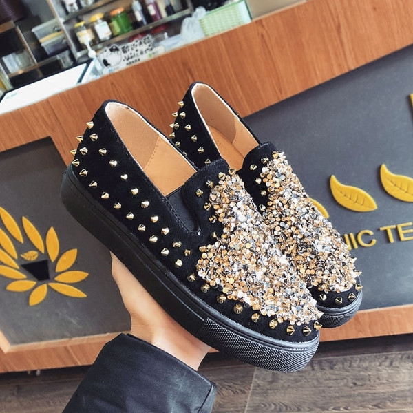 Modern női cipő fém díszítéssel, két színben