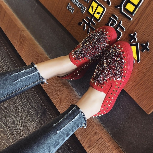 Modern női cipő fém díszítéssel, két színben