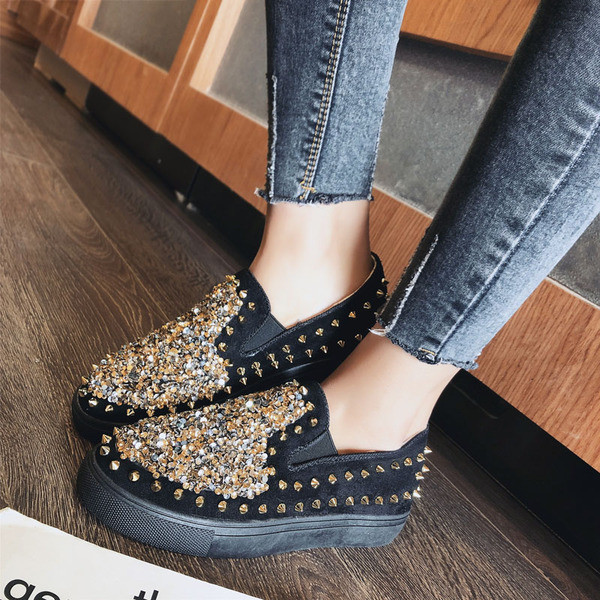 Modern női cipő fém díszítéssel, két színben